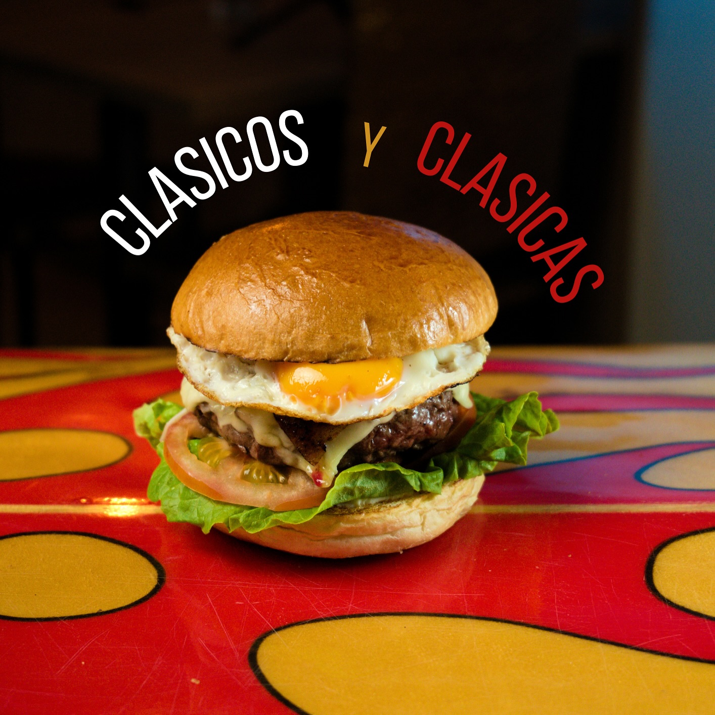 La burger con huevo de Ohana sobre la mesa retro
