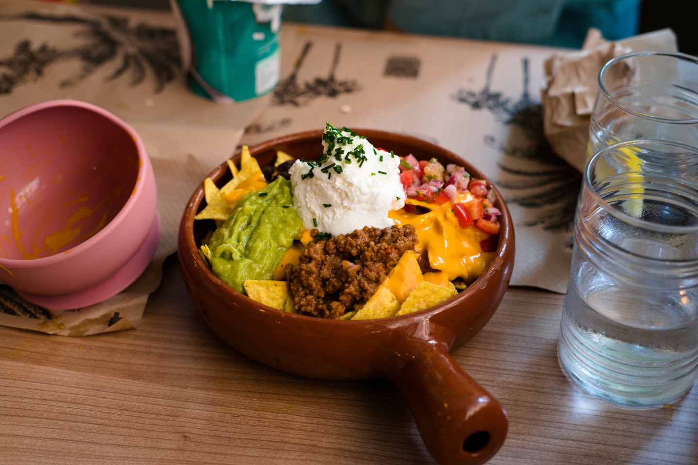 Nachos Ohana con guacamole y crema agria