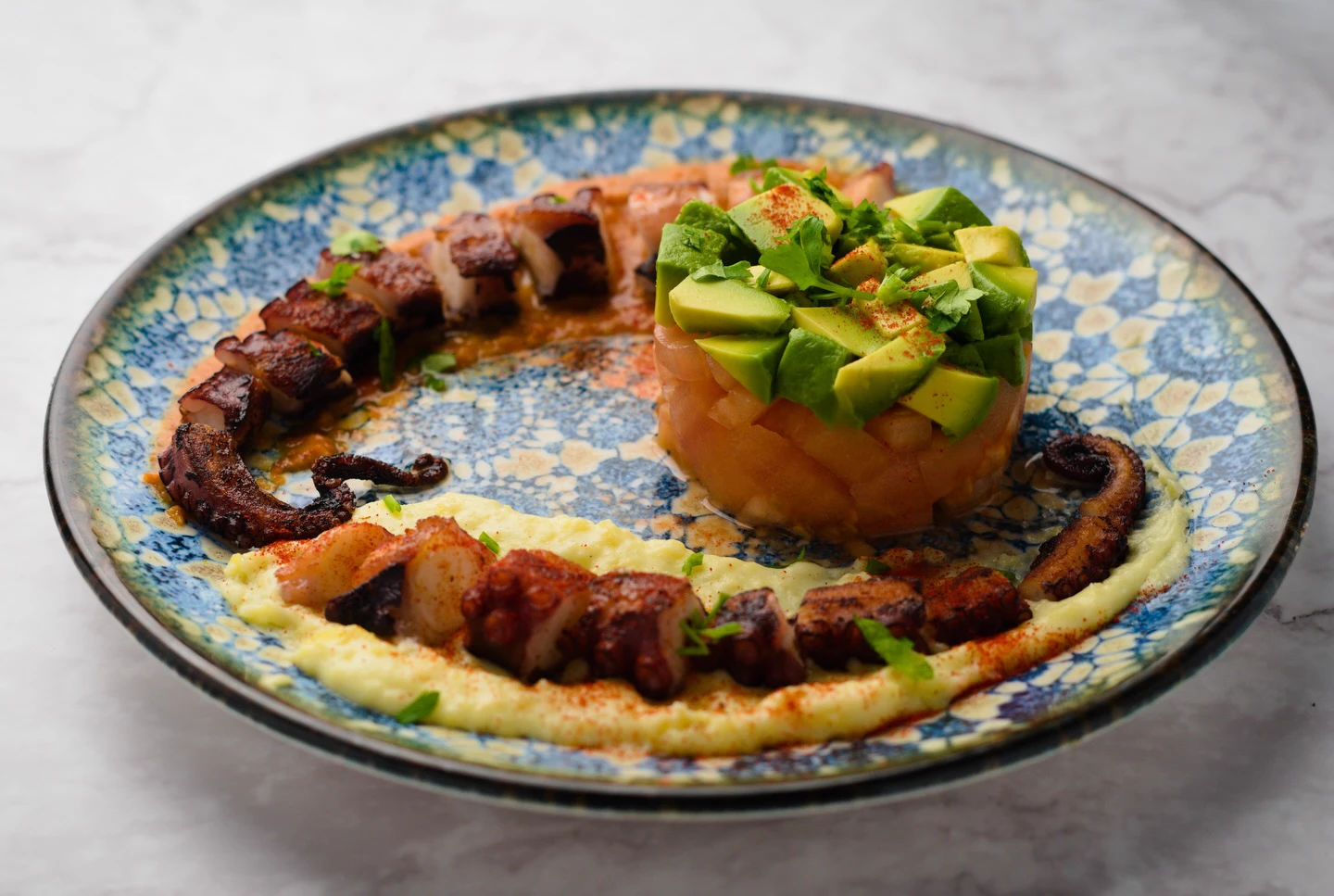 Pulpo a la brasa de Ohana con mojo rojo, puré de patata y tartar de aguacate
