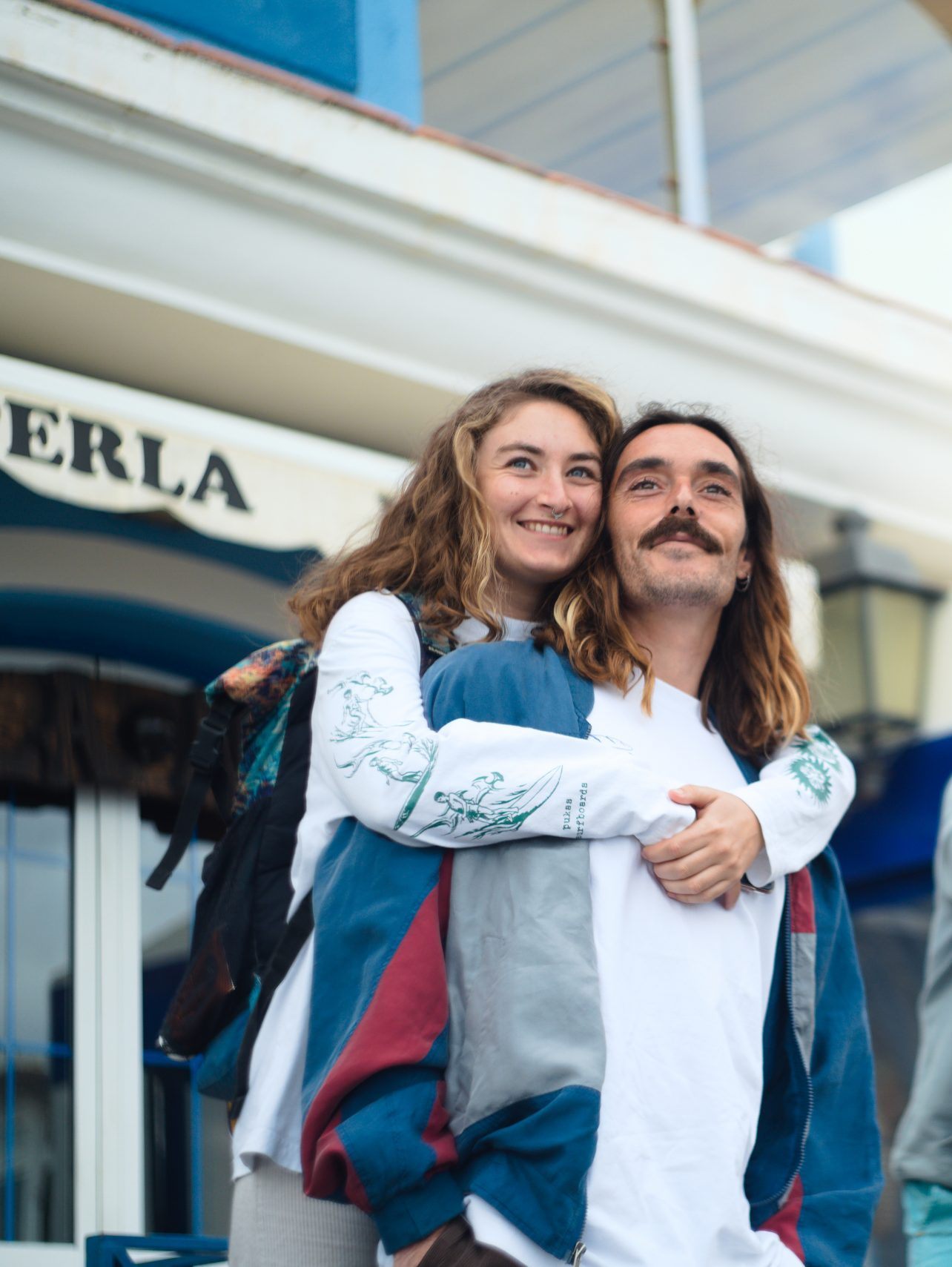 Una ohanera junto a la furgoneta de reparto