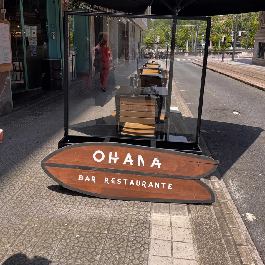 La tabla-cartel de Ohana en la acera, en la puerta del local
